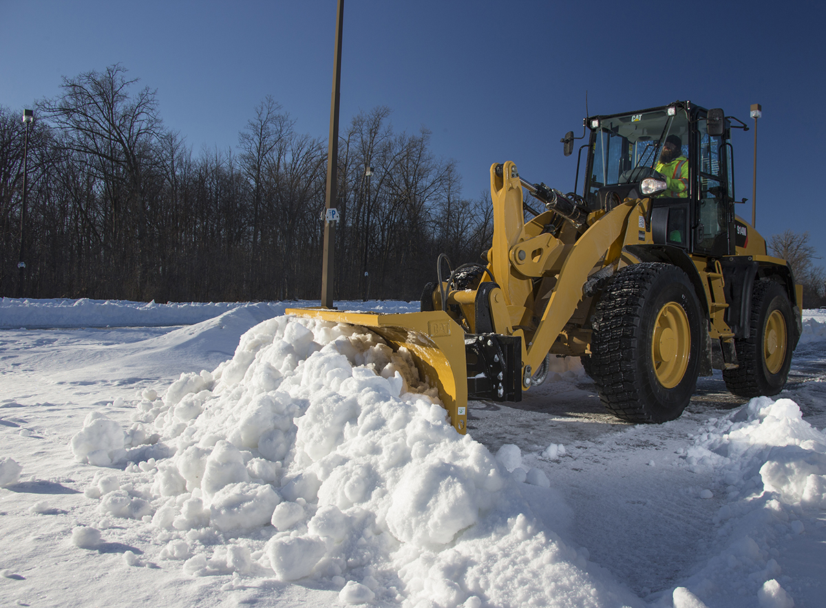 Machines en tools voor het sneeuwruimen in de winter