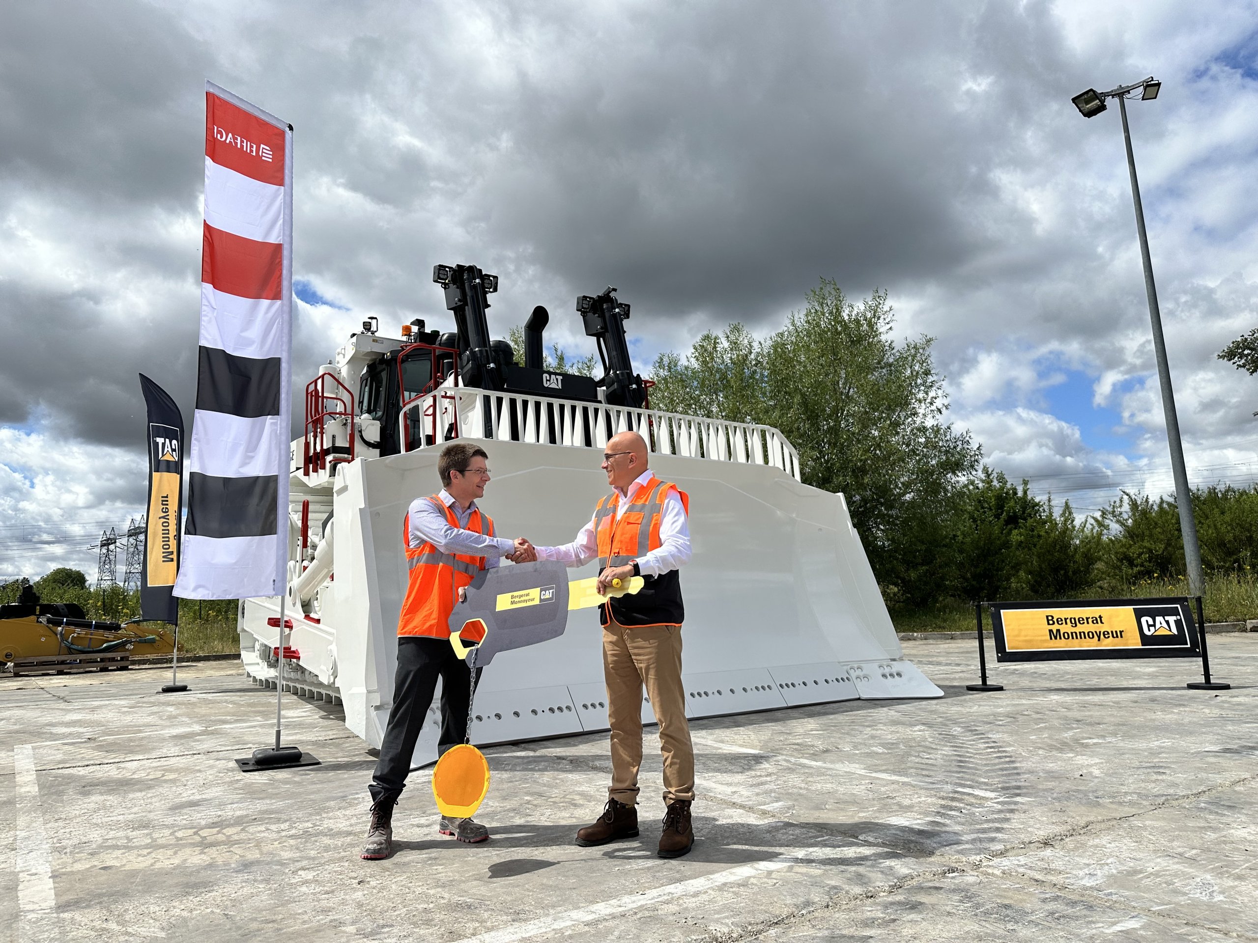 Bergerat Monnoyeur livre un bulldozer D11 à Eiffage Génie Civil