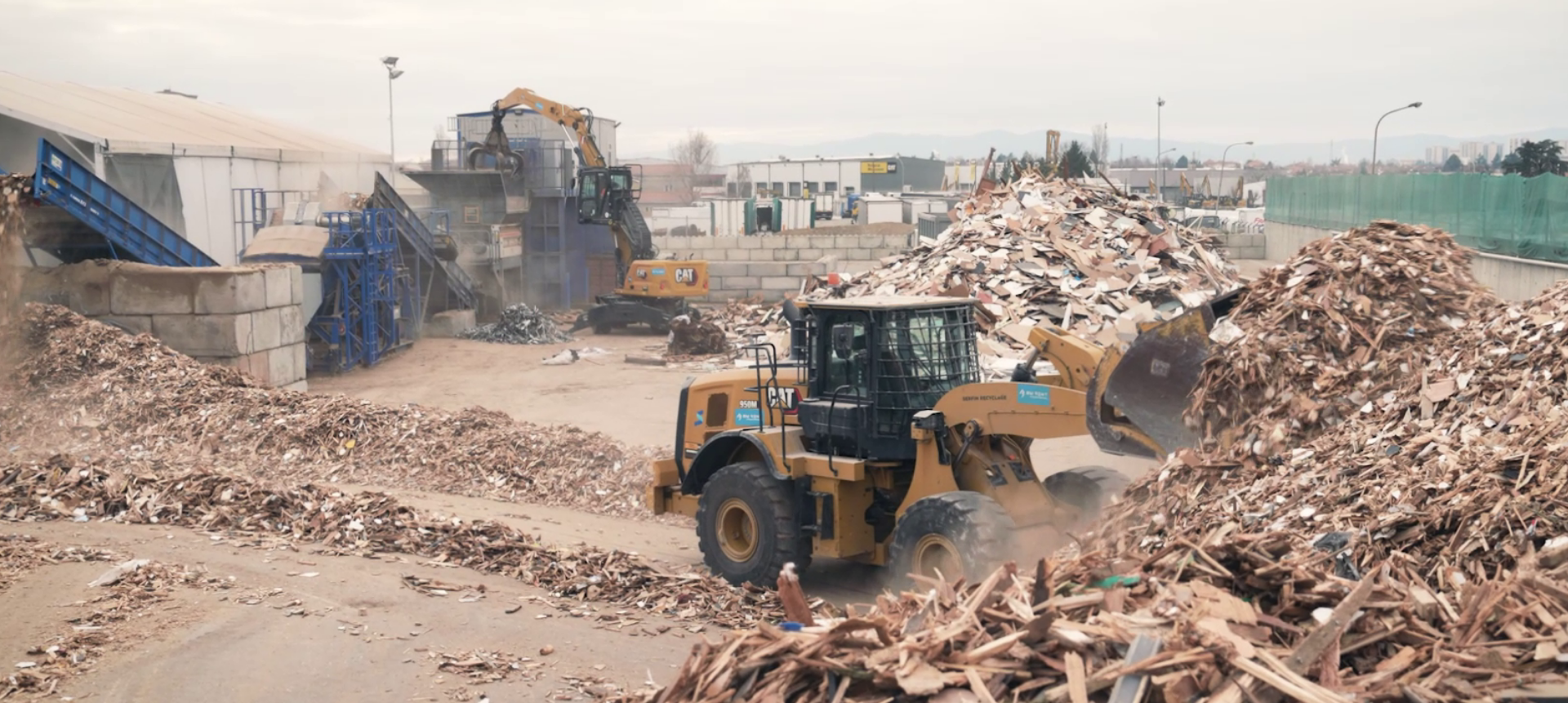 Chargeuse manœuvrant sur un chantier de recyclage