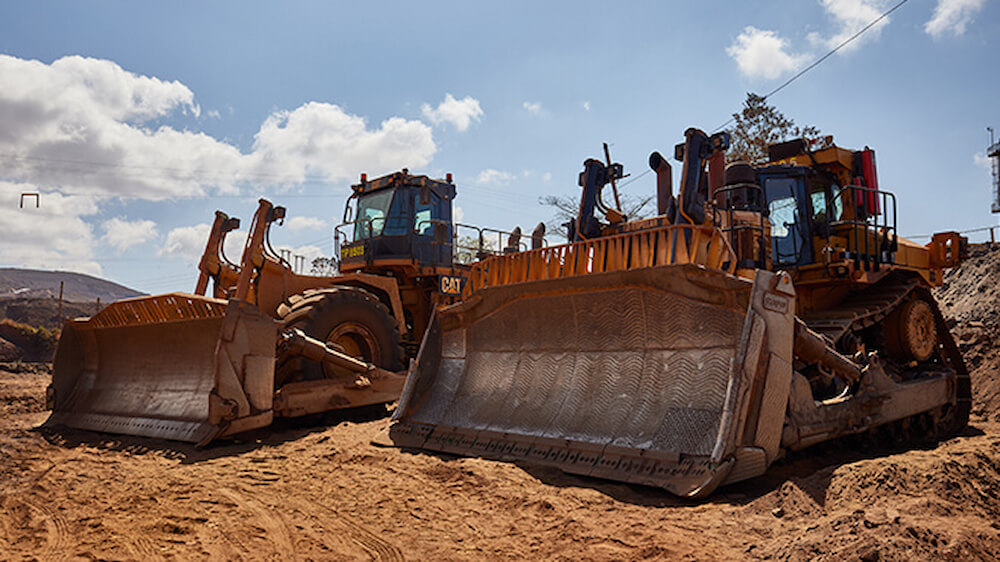 Spycharka gąsienicowa czy kołowa – co wybrać?