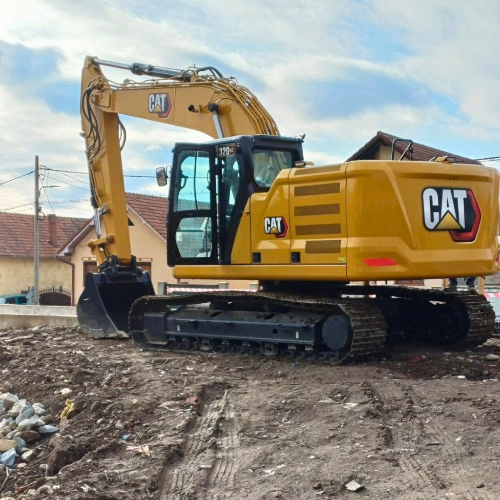 excavatorul, utilaj greu indispensabil pentru saparea fundatiei unei case